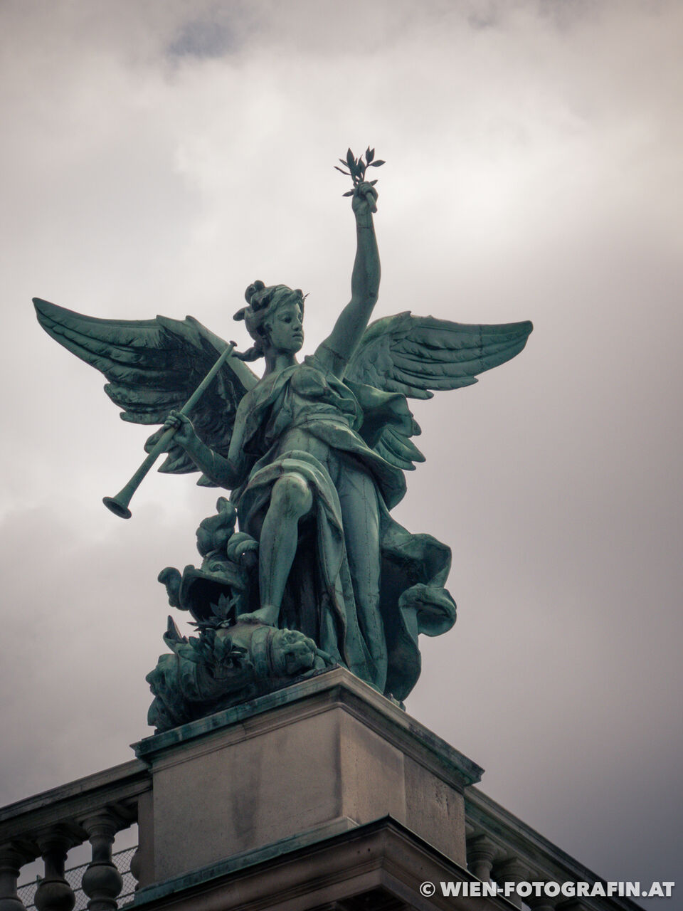 Figur der Fama auf dem Dach der Neuen Burg