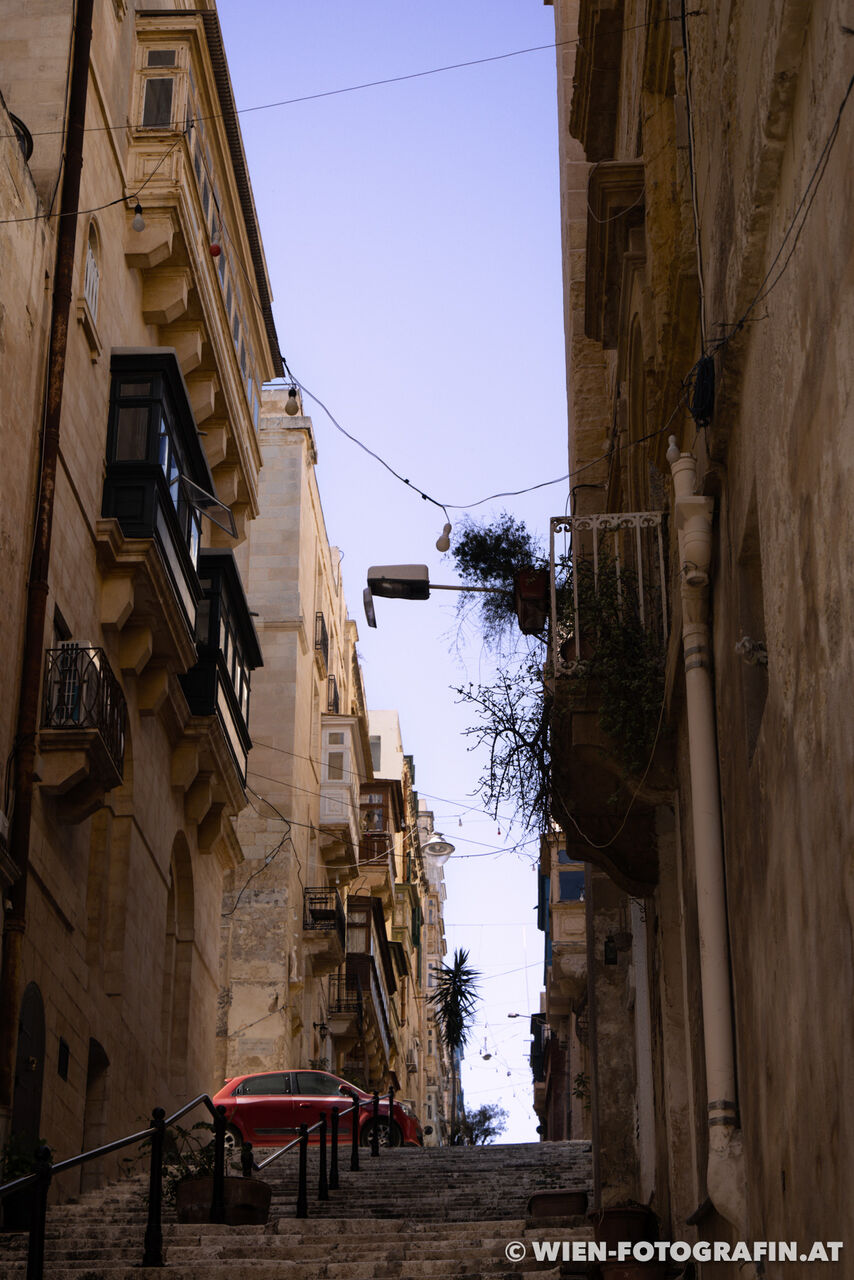 Typische Gasse mit Stufen