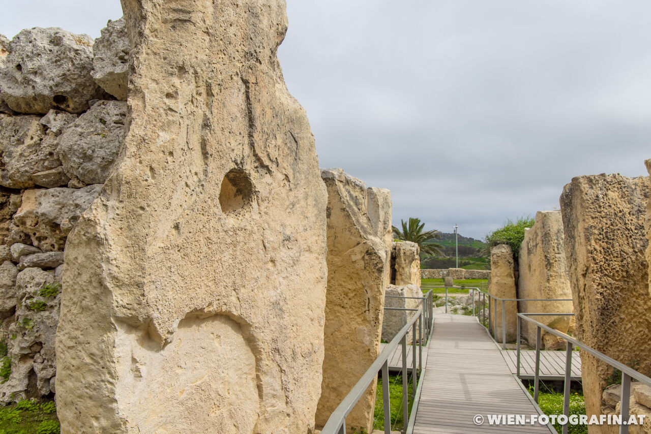 Stein mit Loch, möglicherweise um einen Querbalken aus Holz zu