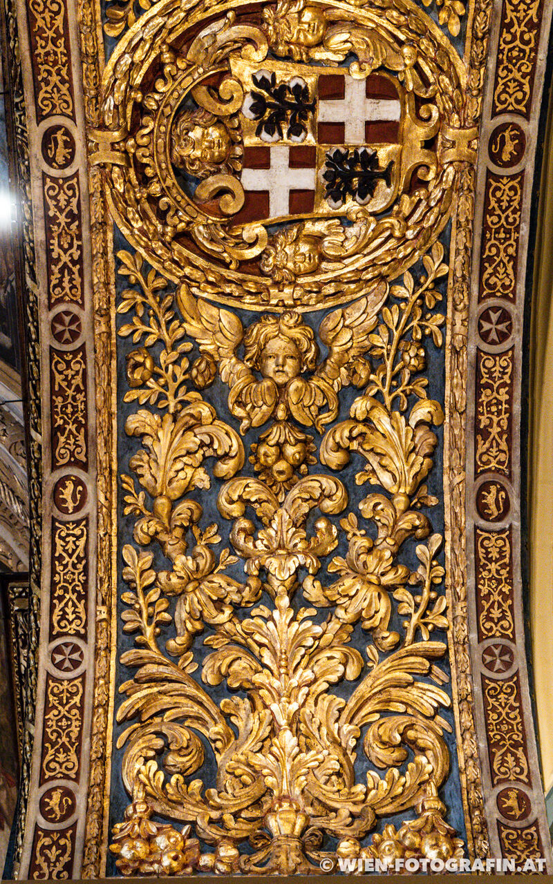 Vergoldete Wandschnitzereien