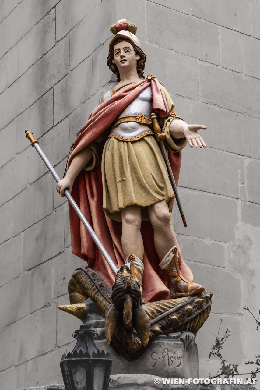 Statue des Heiliger Georg an einer Hausmauer