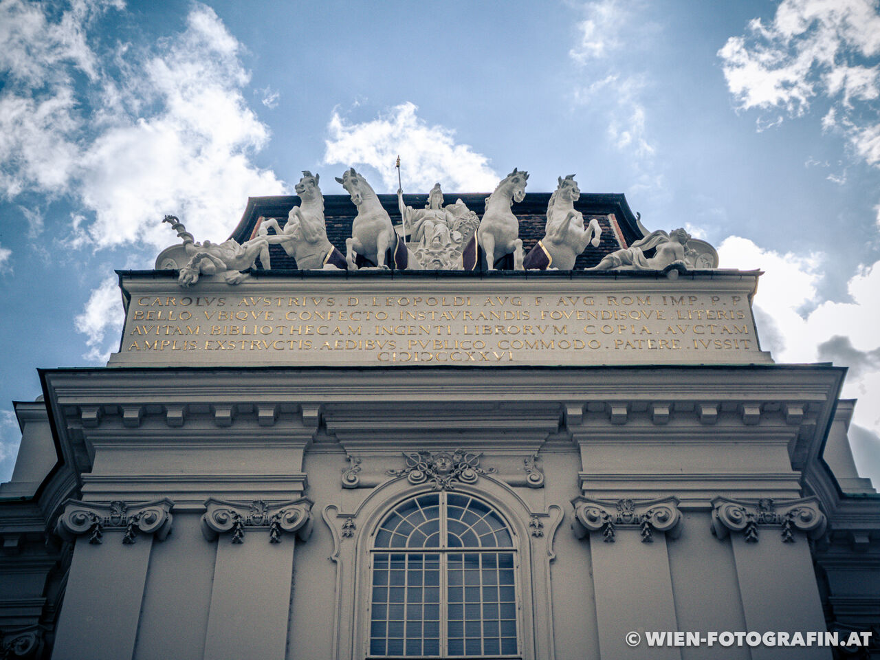 Figur der Pallas Athene mit Quadriga