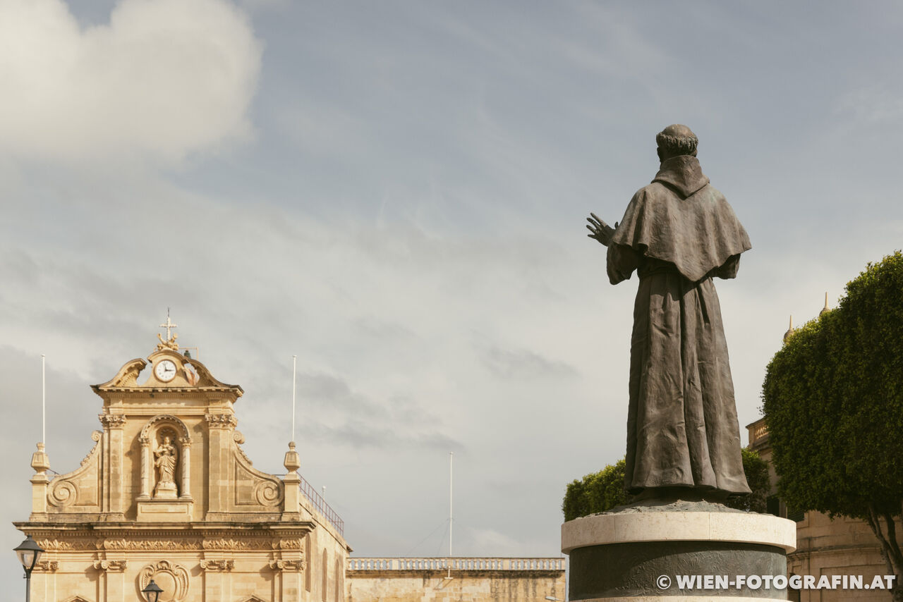 Auf dem Platz vor der Franziskanerkirche steht eine Statue des H