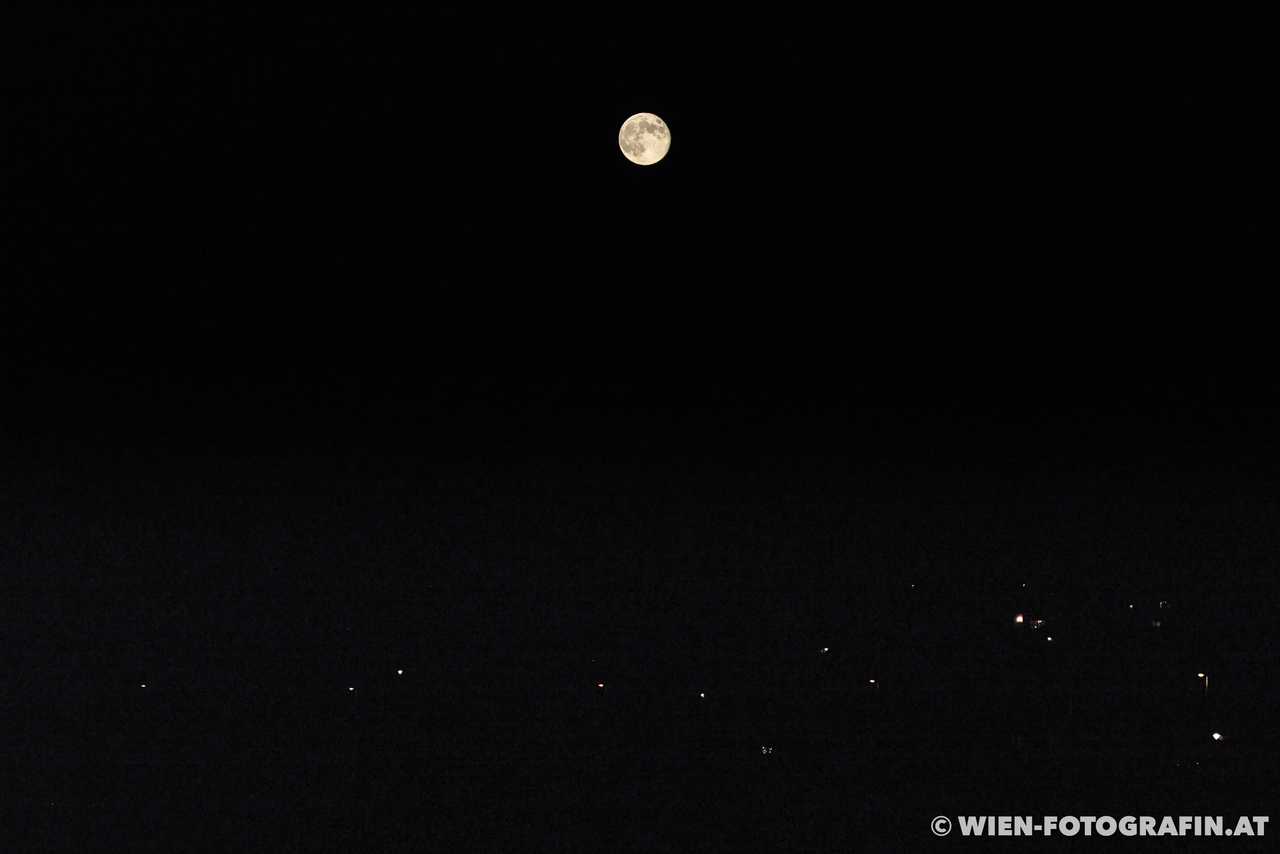 Der Mond übrt meinem kleinen Dorf