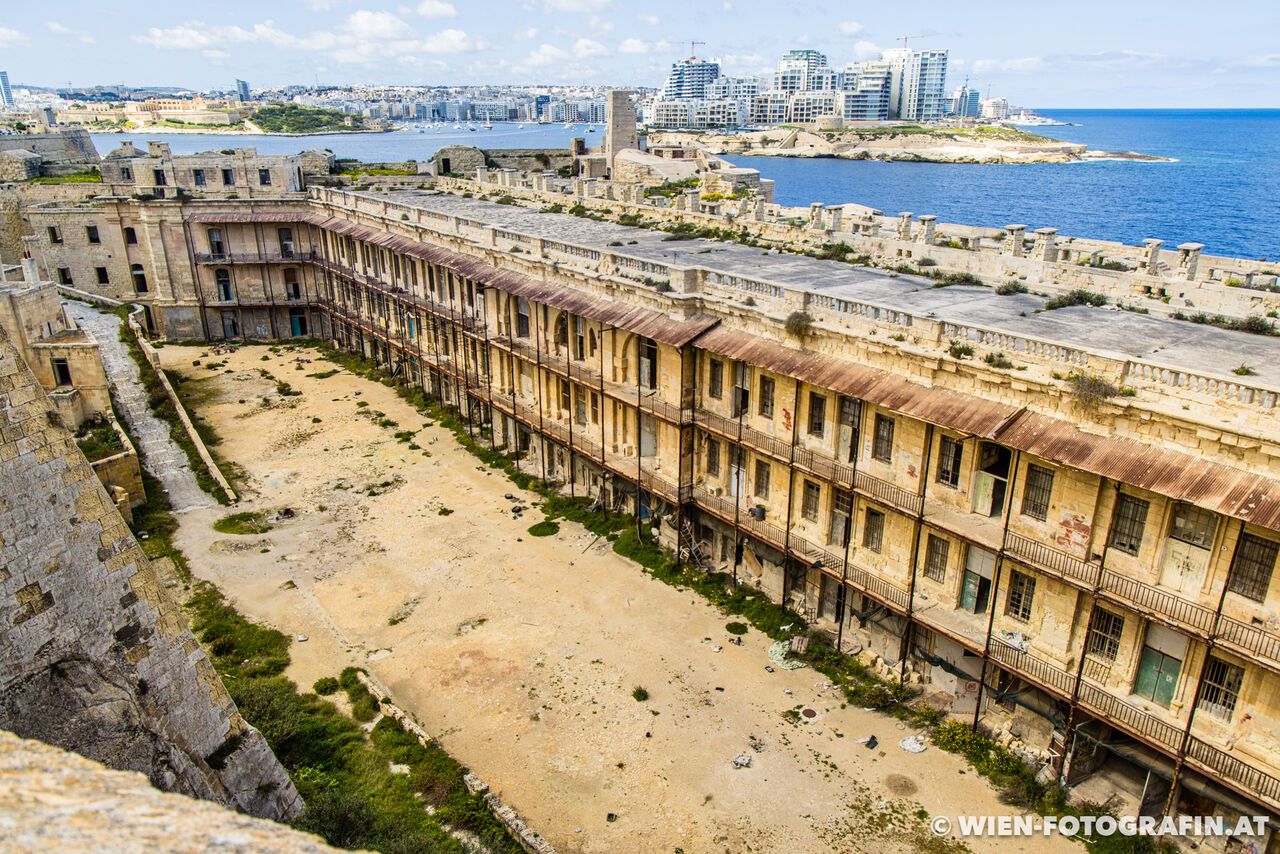 Ein Hof mit verlassenen Wohnungen / Unterkünften in Fort Elmo