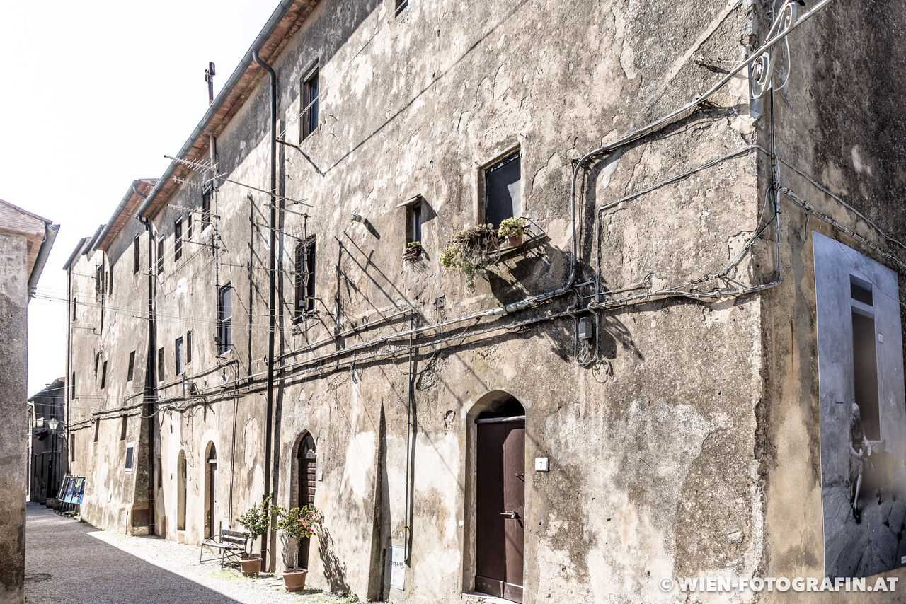 Im Jahr 2001 lebten 17 Menschen in Populonia, dieses Haus wirkt