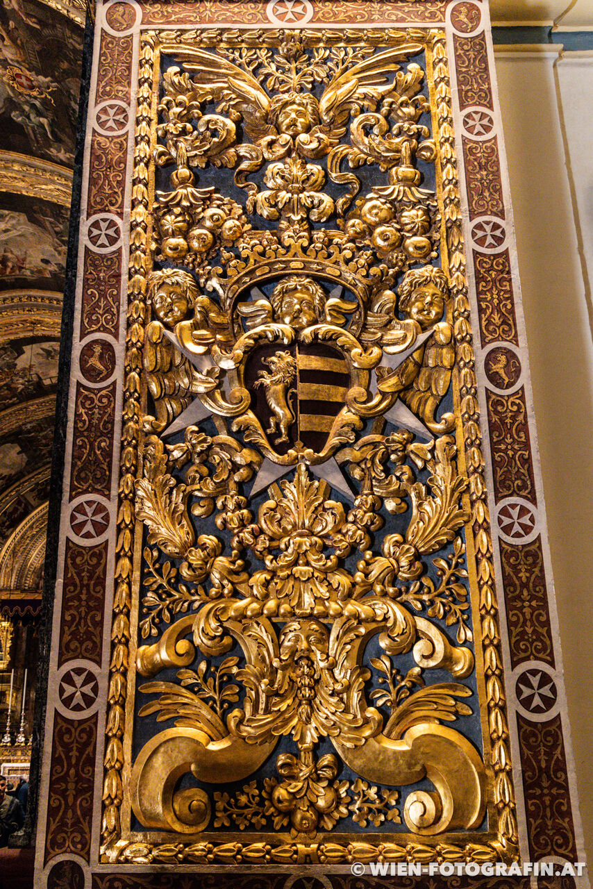 Vergoldete Wandschnitzereien