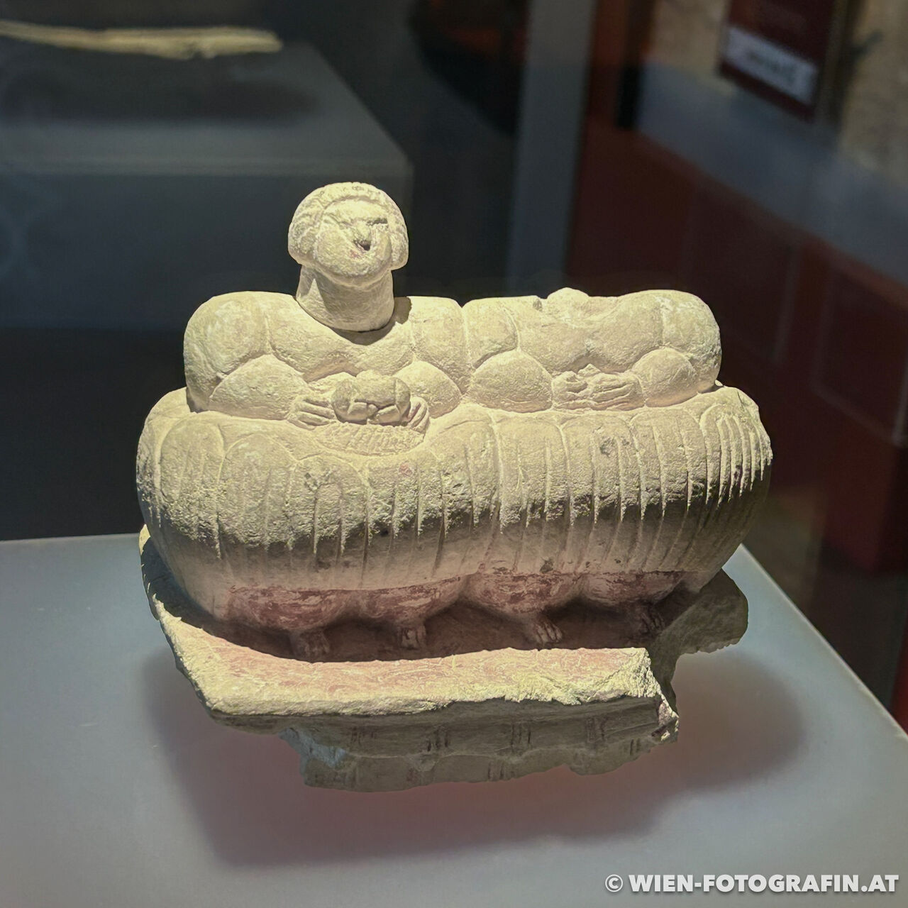 Zwei sitzende Figuren