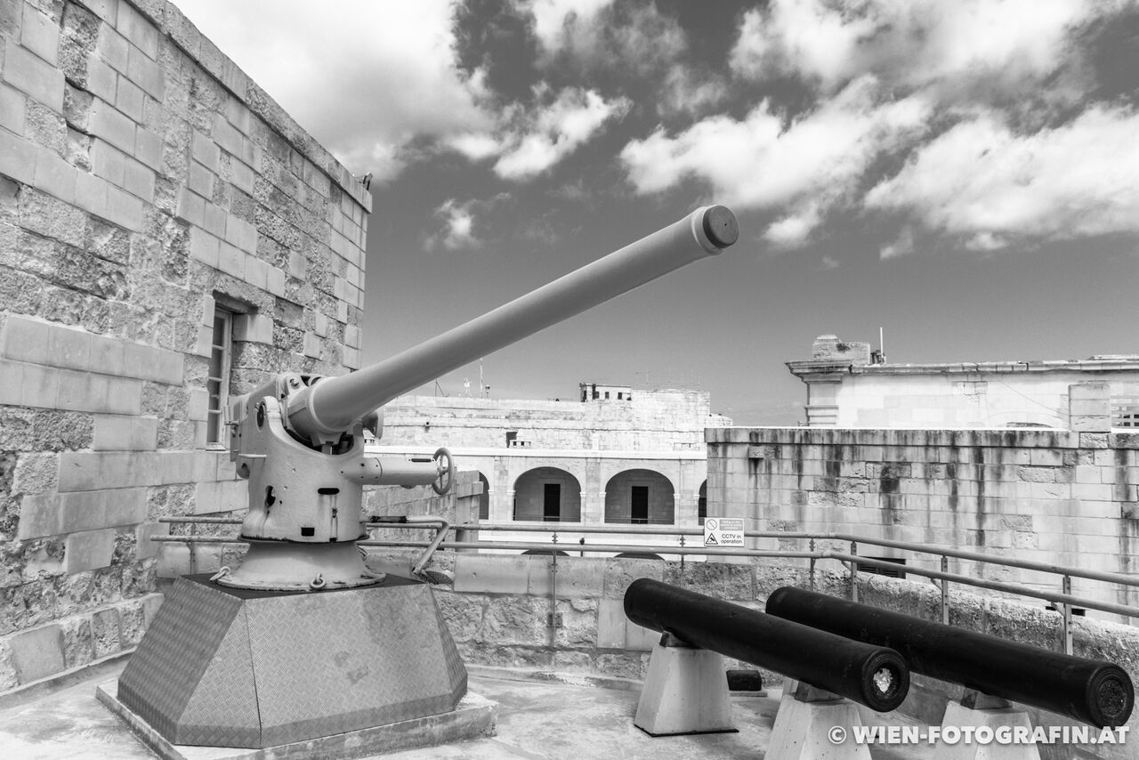 Stein mit Inschrift in arabischer Schrift