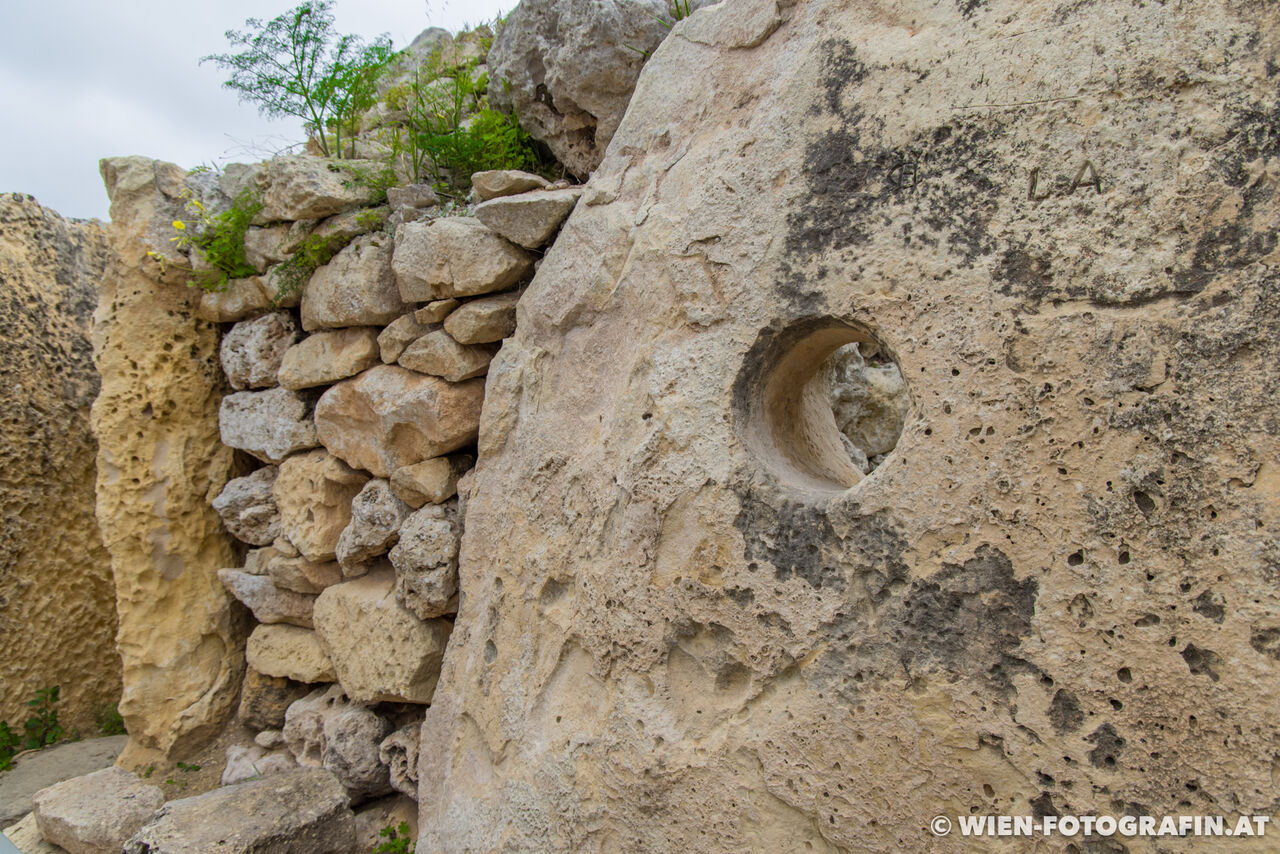 Stein, in den ein Lock geschlagen wurde, wahrscheinlich um einen
