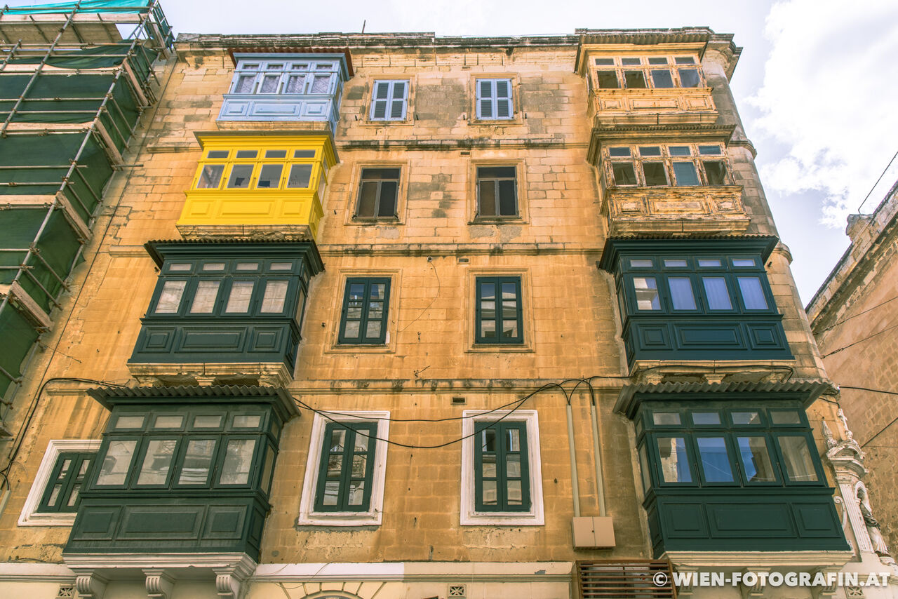 Typisches Haus mit geschlossenen Holzbalkonen