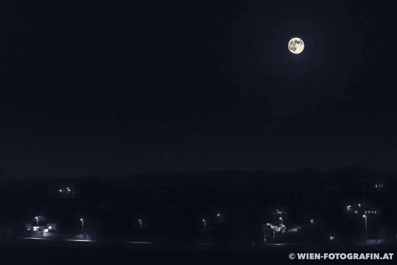 Der Mond, aufgenommen mit einer längeren Benichtungszeit