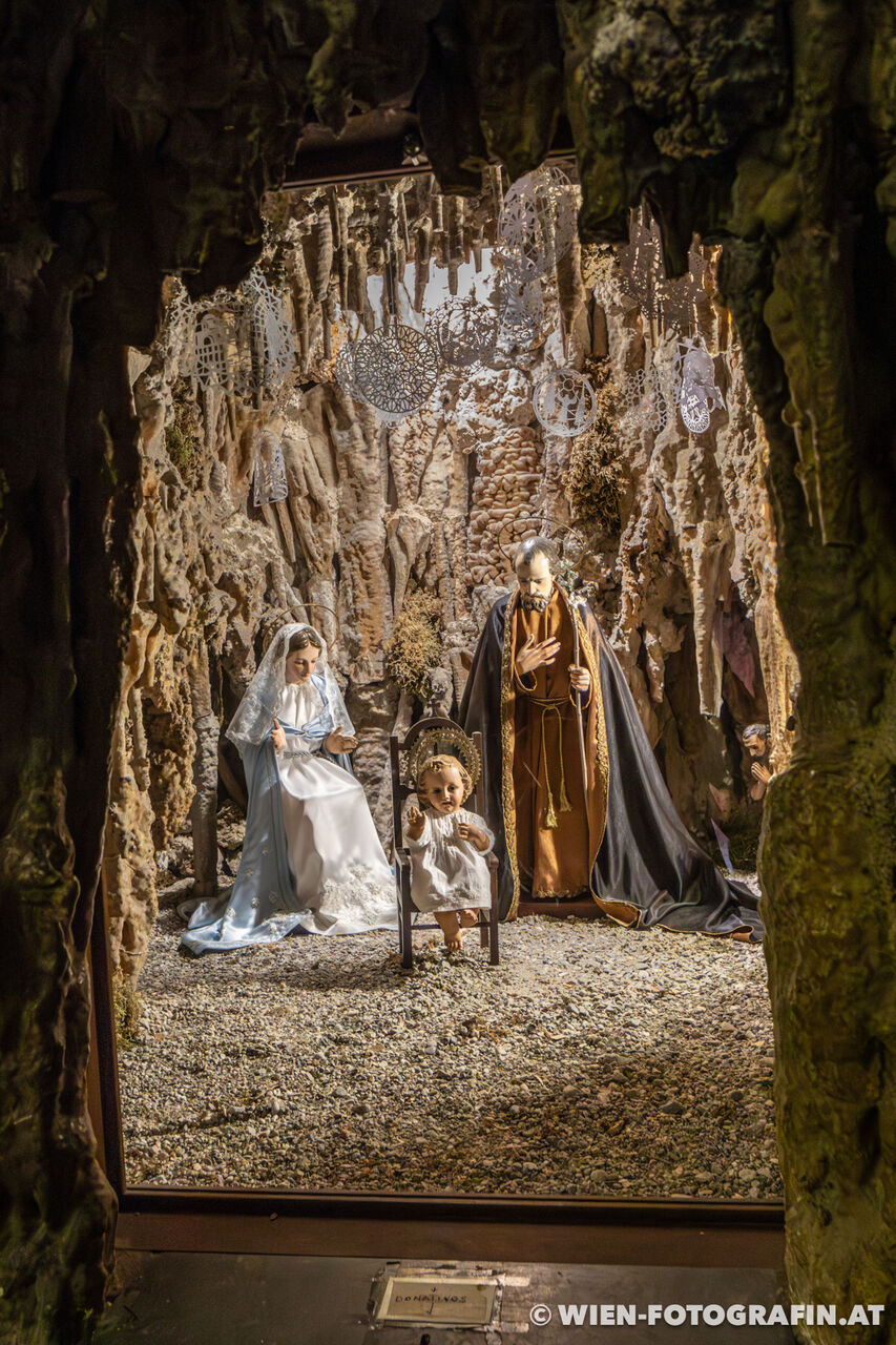 Im Eingangsbereich befindet sich eine Krippe in einer nachgeahmt