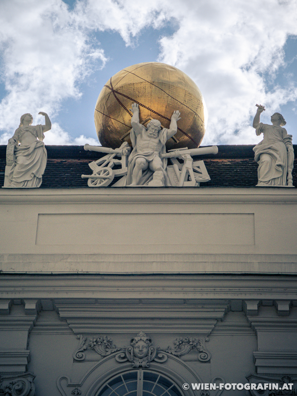 Atlasfigur mit goldenem Globus